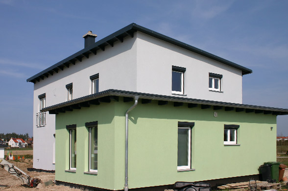 Einfamilienhaus im Neubau mit Holzausbau und Flachdach.